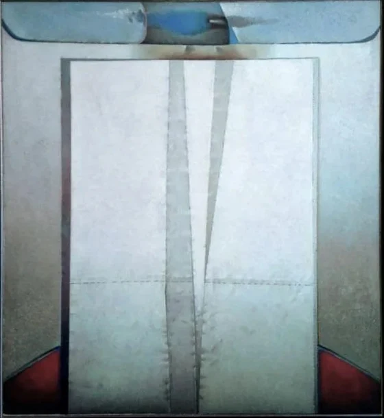 Obra de la serie Abstracto: una hoja de papel gris azulado con dos tiras rasgadas, una pestaña azul arriba y esquinas rojas